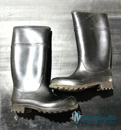 つま先キャップ付きブラックラバーブーツ