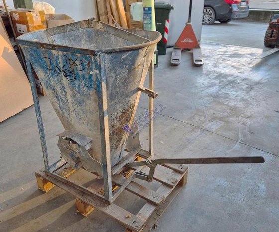 開口底部を備えた原材料用ホッパー