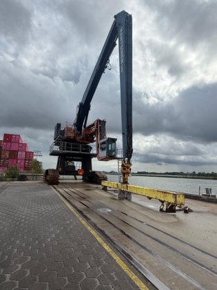 日立マンツィネン ビレット船荷降ろし用移動式掘削機（2004年）