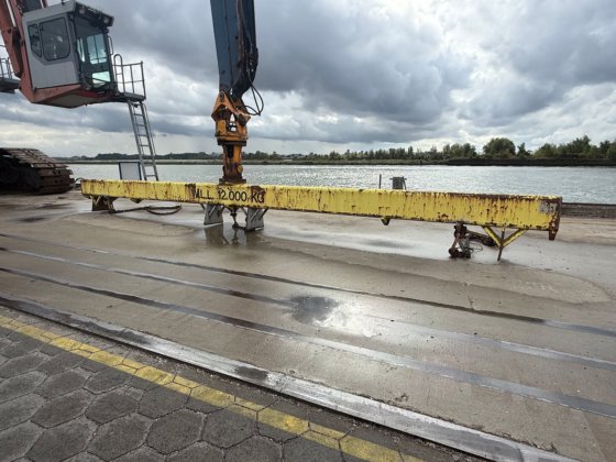 日立マンツィネン ビレット船荷降ろし用移動式掘削機（2004年）