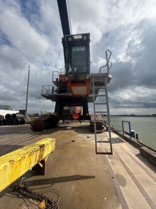 日立マンツィネン ビレット船荷降ろし用移動式掘削機（2004年）