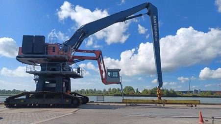 日立マンツィネン ビレット船荷降ろし用移動式掘削機（2004年）