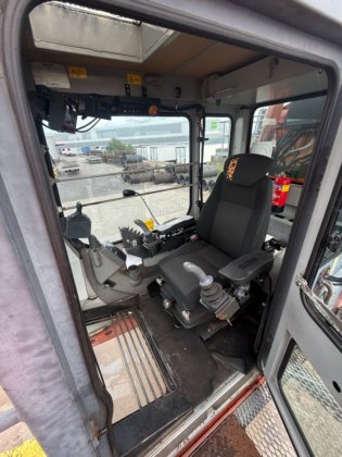 日立マンツィネン ビレット船荷降ろし用移動式掘削機（2004年）