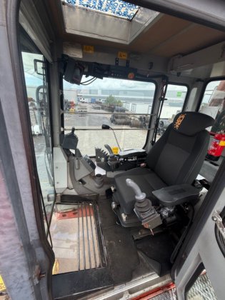 日立マンツィネン ビレット船荷降ろし用移動式掘削機（2004年）