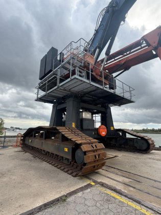 日立マンツィネン ビレット船荷降ろし用移動式掘削機（2004年）