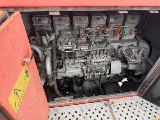 日立マンツィネン ビレット船荷降ろし用移動式掘削機（2004年）