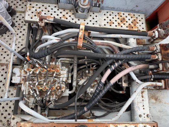 日立マンツィネン ビレット船荷降ろし用移動式掘削機（2004年）