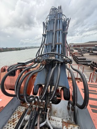 日立マンツィネン ビレット船荷降ろし用移動式掘削機（2004年）