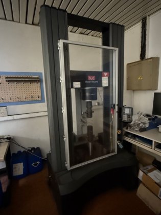 テンシル試験機 INSTRON