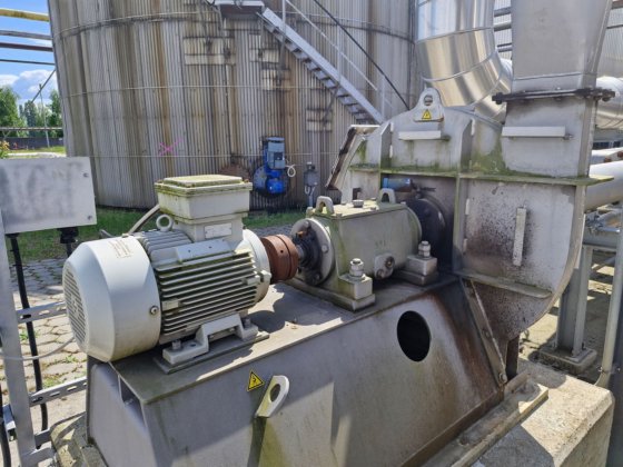 10台旋转叶片式和离心式鼓风机