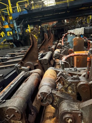 センタリングプレス（プレス・ア・センデ）」とピアサー（ピアサー）