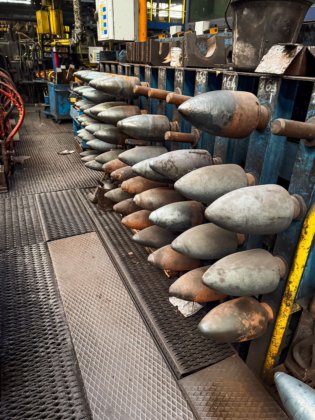 センタリングプレス（プレス・ア・センデ）」とピアサー（ピアサー）