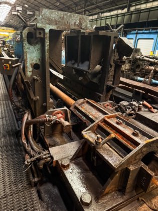 センタリングプレス（プレス・ア・センデ）」とピアサー（ピアサー）