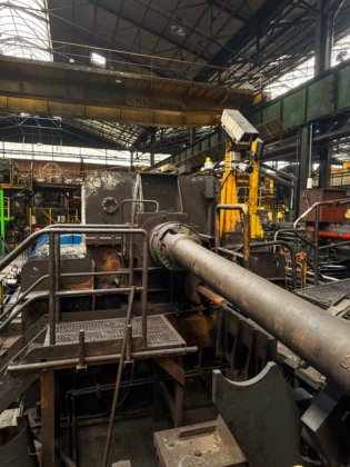 センタリングプレス（プレス・ア・センデ）」とピアサー（ピアサー）