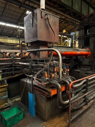 センタリングプレス（プレス・ア・センデ）」とピアサー（ピアサー）