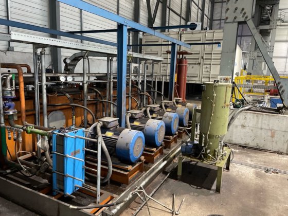 达涅利磁性堆垛机和捆扎机