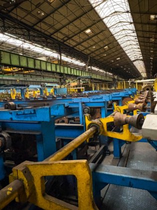 ITG淬火与回火线，末端带切割锯用于取样