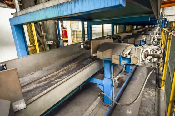 ITG淬火与回火线，末端带切割锯用于取样