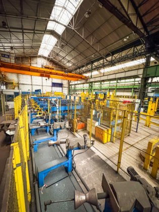 ITG淬火与回火线，末端带切割锯用于取样