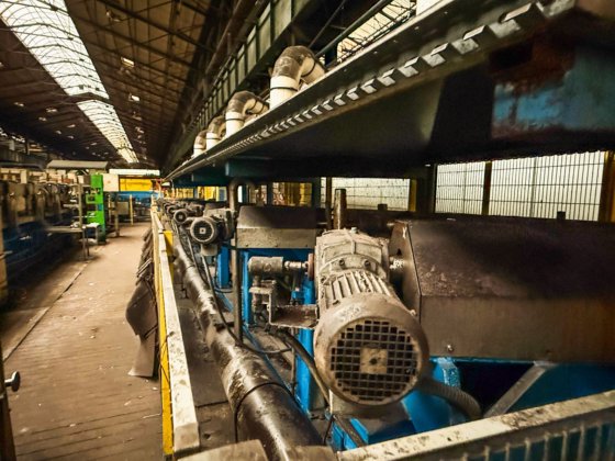 ITG淬火与回火线，末端带切割锯用于取样