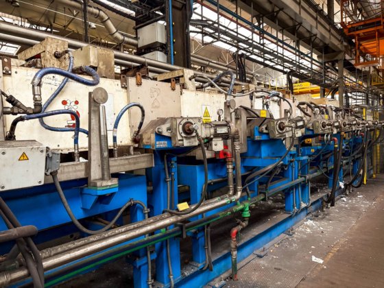 ITG淬火与回火线，末端带切割锯用于取样