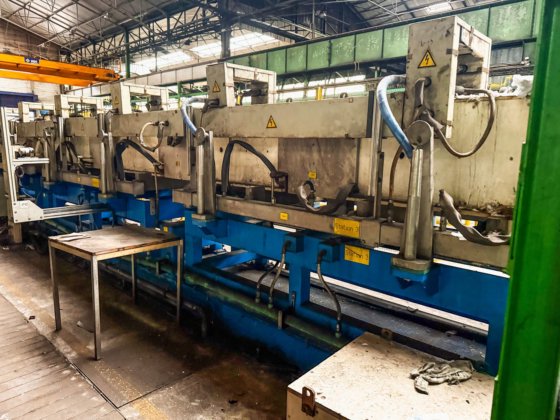 ITG淬火与回火线，末端带切割锯用于取样