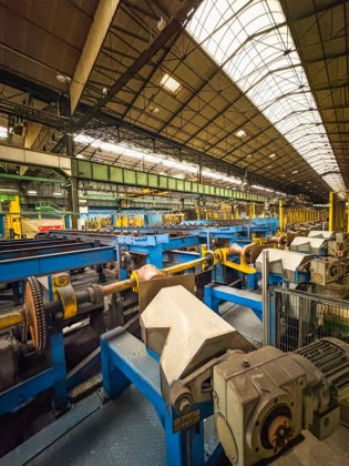 ITG淬火与回火线，末端带切割锯用于取样