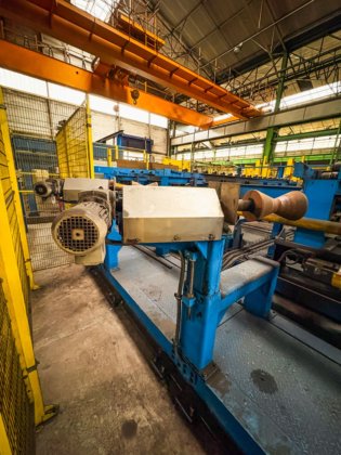 ITG淬火与回火线，末端带切割锯用于取样