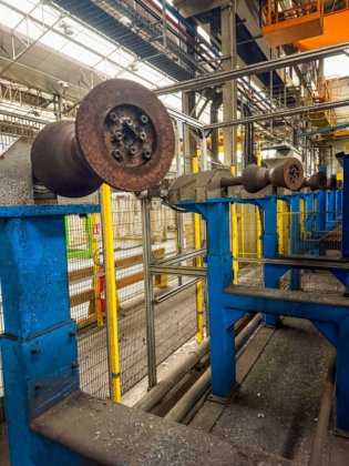 ITG淬火与回火线，末端带切割锯用于取样