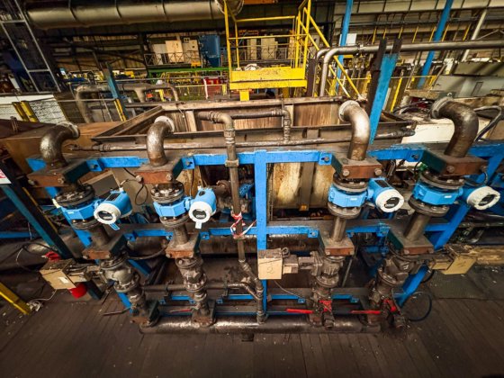 ITG淬火与回火线，末端带切割锯用于取样