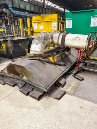 ITG淬火与回火线，末端带切割锯用于取样