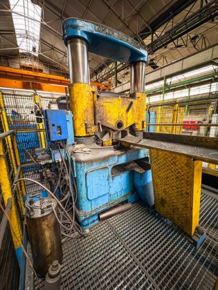 ITG淬火与回火线，末端带切割锯用于取样