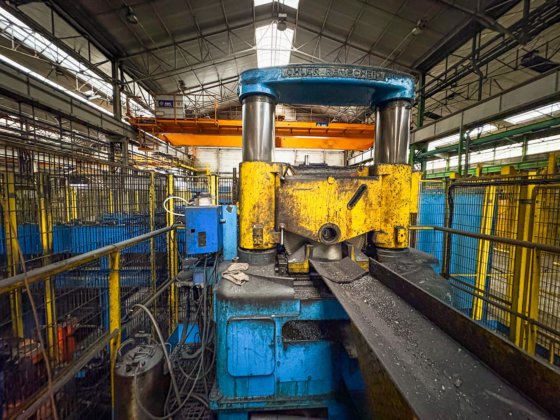 ITG淬火与回火线，末端带切割锯用于取样