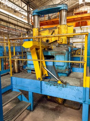 ITG淬火与回火线，末端带切割锯用于取样