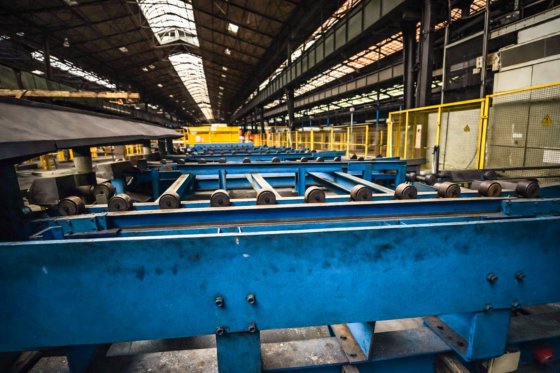 ITG淬火与回火线，末端带切割锯用于取样