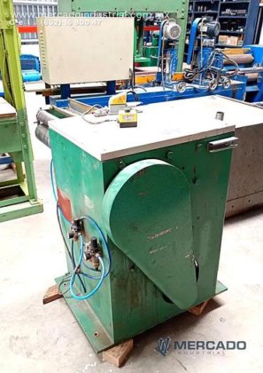 带工作台宽度分割带锯