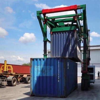 热销 45 吨集装箱小型移动起重起重机集装箱跨运车