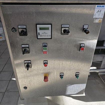 3つの容器を備えた醸造所