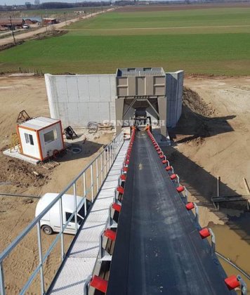 配有振动筛和清洗系统的筛分设备