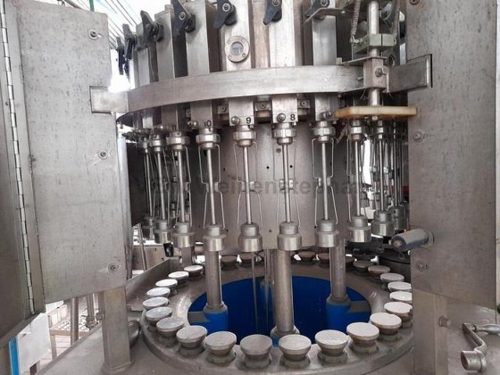 ボトル充填機とキャップ機