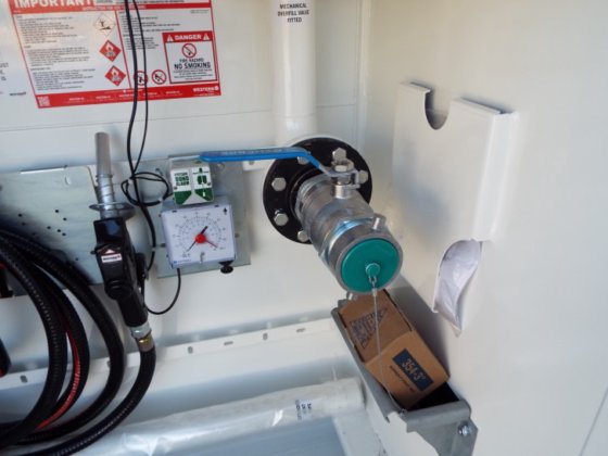 28000 リットルの燃料貯蔵庫は完全に束ねられています