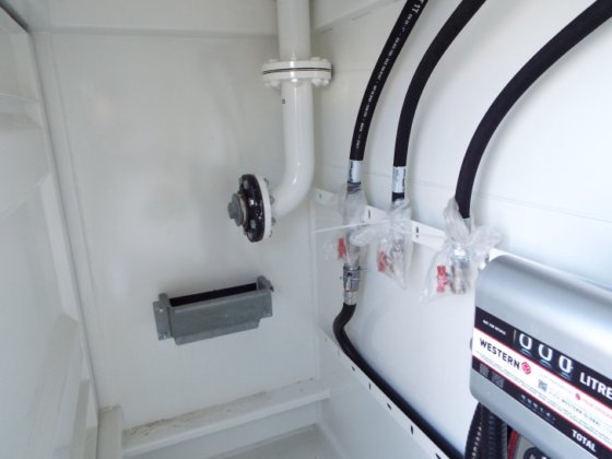 28000 リットルの燃料貯蔵庫は完全に束ねられています