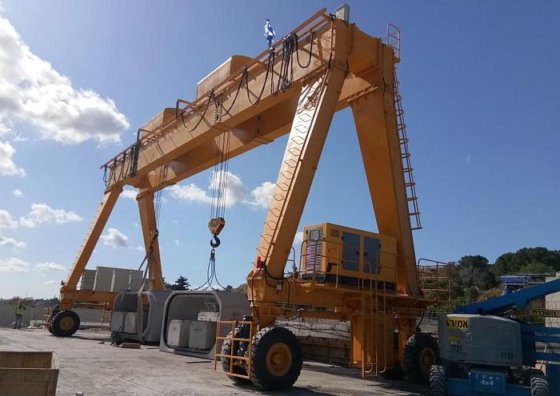 単一の桁が付いている持ち上げ機構 RTG ガントリーのためのゴム製タイヤ 84 トンのストラドル