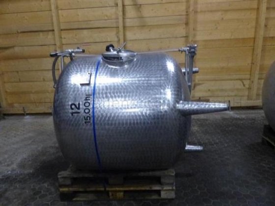 明るいビールタンク