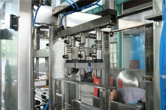 全自动 2000bph 三合一水洗、灌装和旋盖机