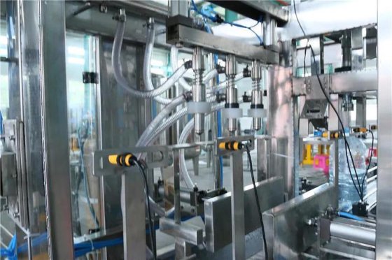 全自动三合一矿泉水瓶灌装和旋盖机