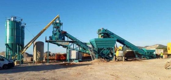 移动式 100 干湿混凝土搅拌站