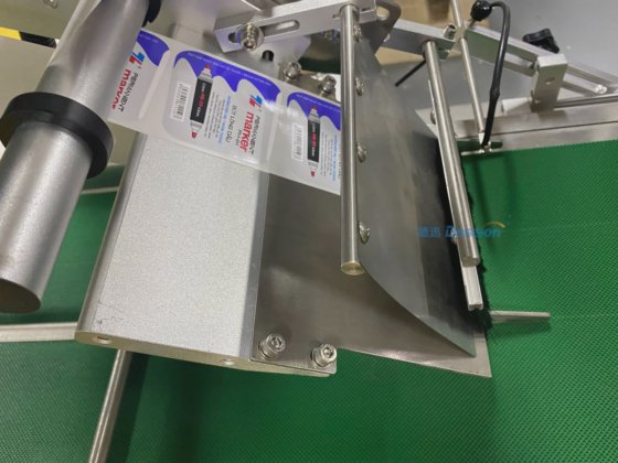 工厂用瓶圆瓶贴标机 半自动贴标设备 手动塑料玻璃瓶贴标机