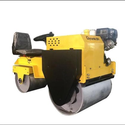 多功能双轴压路机，用于铺设平整、密实和持久的路面