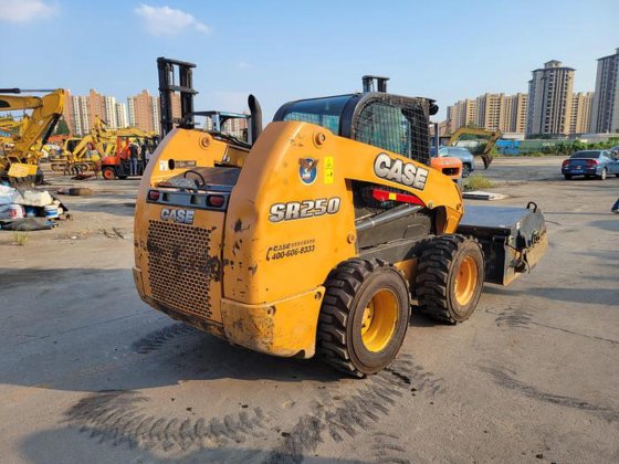 2017 CASE SR250